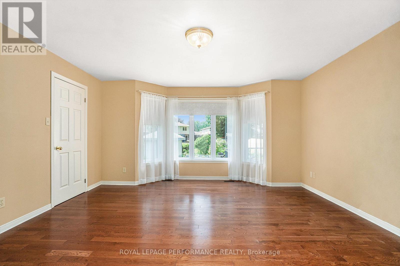 












572 DEAN DRIVE

,
Cornwall,




Ontario
K6H6Z6

