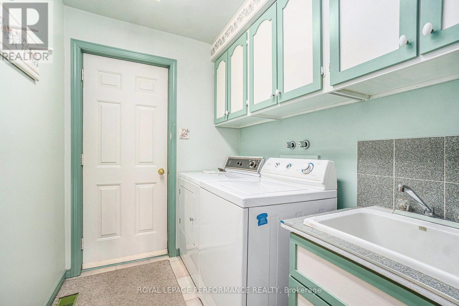












572 DEAN DRIVE

,
Cornwall,




Ontario
K6H6Z6

