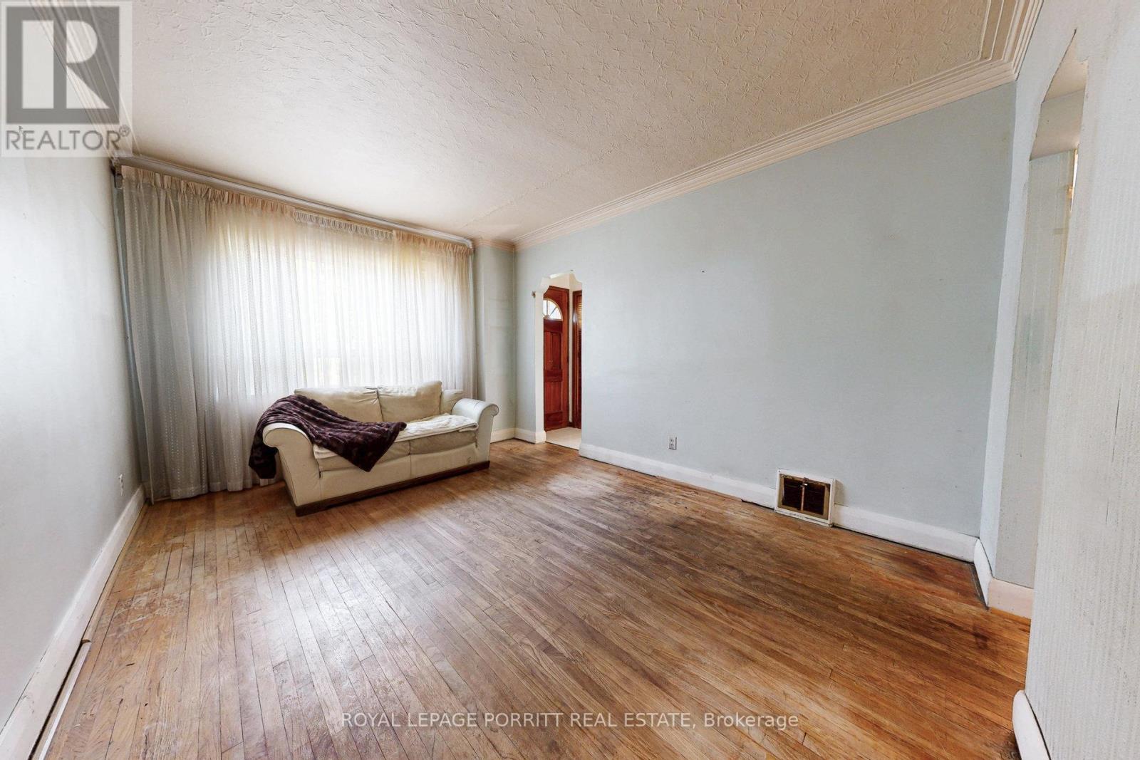 












27 STRUTHERS STREET

,
Toronto,




Ontario
M8V1Y2

