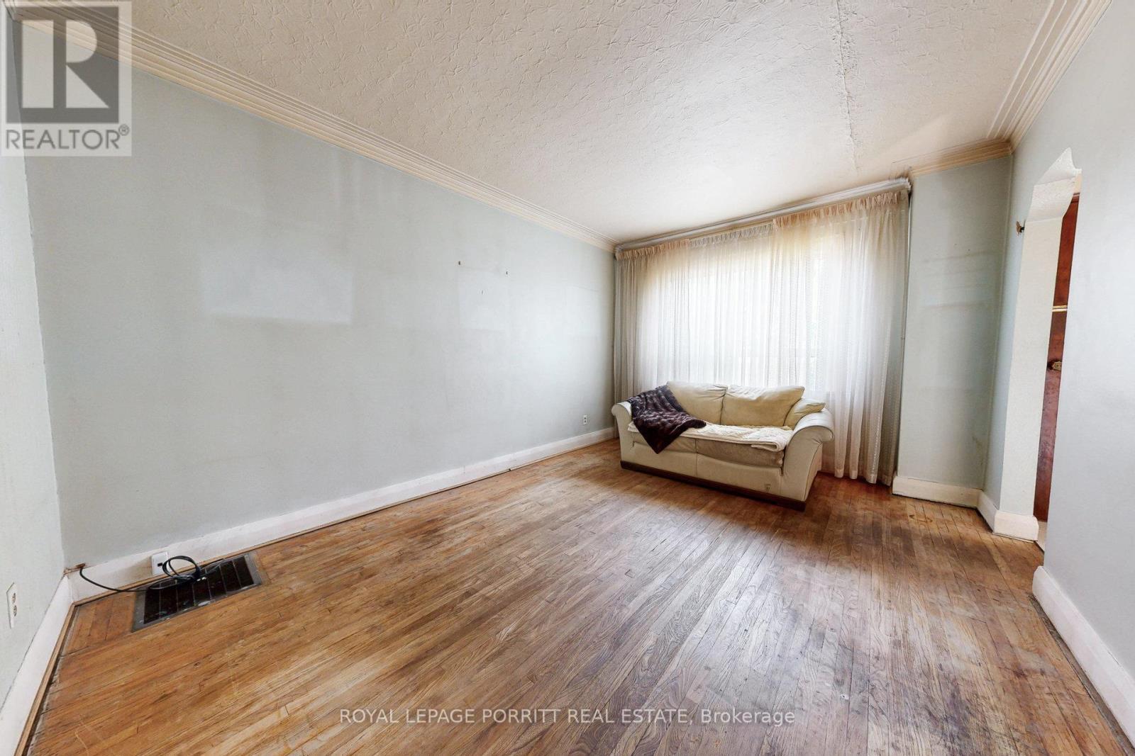 












27 STRUTHERS STREET

,
Toronto,




Ontario
M8V1Y2


