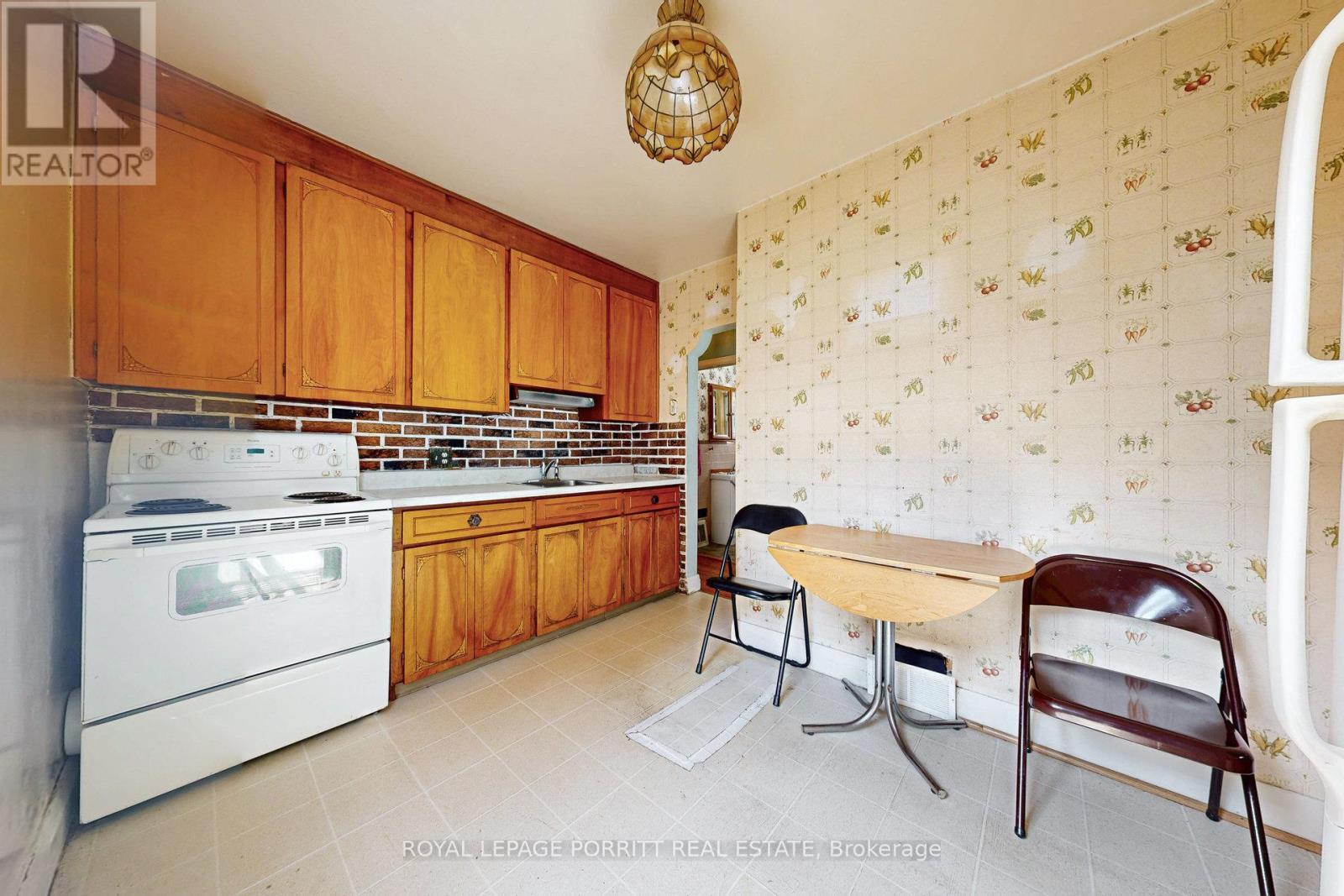 












27 STRUTHERS STREET

,
Toronto,




Ontario
M8V1Y2

