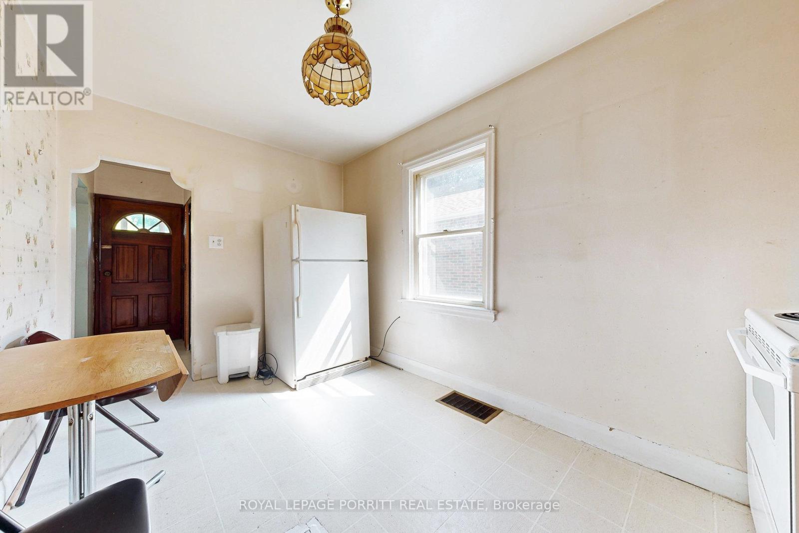 












27 STRUTHERS STREET

,
Toronto,




Ontario
M8V1Y2

