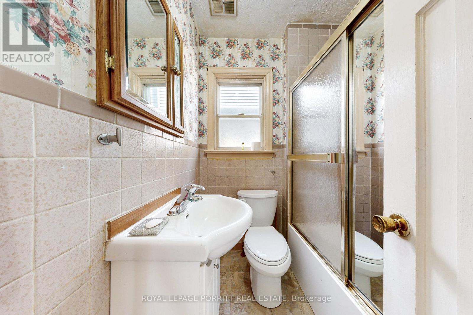 












27 STRUTHERS STREET

,
Toronto,




Ontario
M8V1Y2

