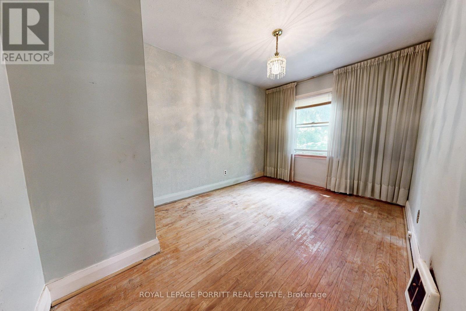 












27 STRUTHERS STREET

,
Toronto,




Ontario
M8V1Y2

