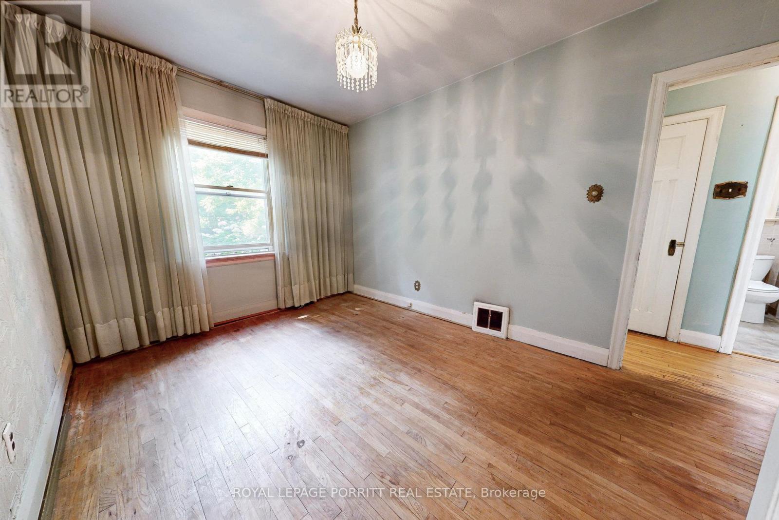 












27 STRUTHERS STREET

,
Toronto,




Ontario
M8V1Y2


