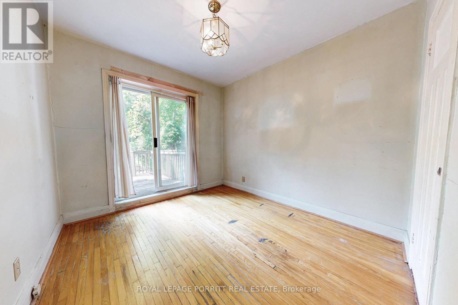 












27 STRUTHERS STREET

,
Toronto,




Ontario
M8V1Y2

