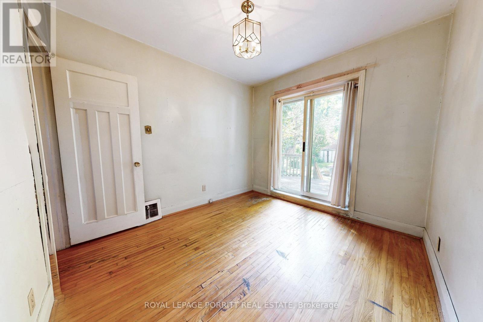 












27 STRUTHERS STREET

,
Toronto,




Ontario
M8V1Y2

