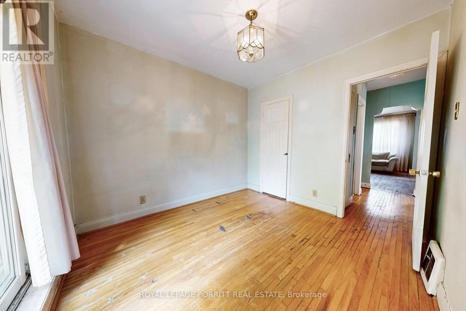 












27 STRUTHERS STREET

,
Toronto,




Ontario
M8V1Y2

