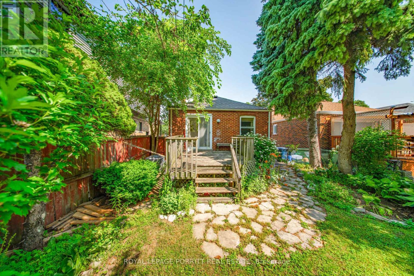 












27 STRUTHERS STREET

,
Toronto,




Ontario
M8V1Y2

