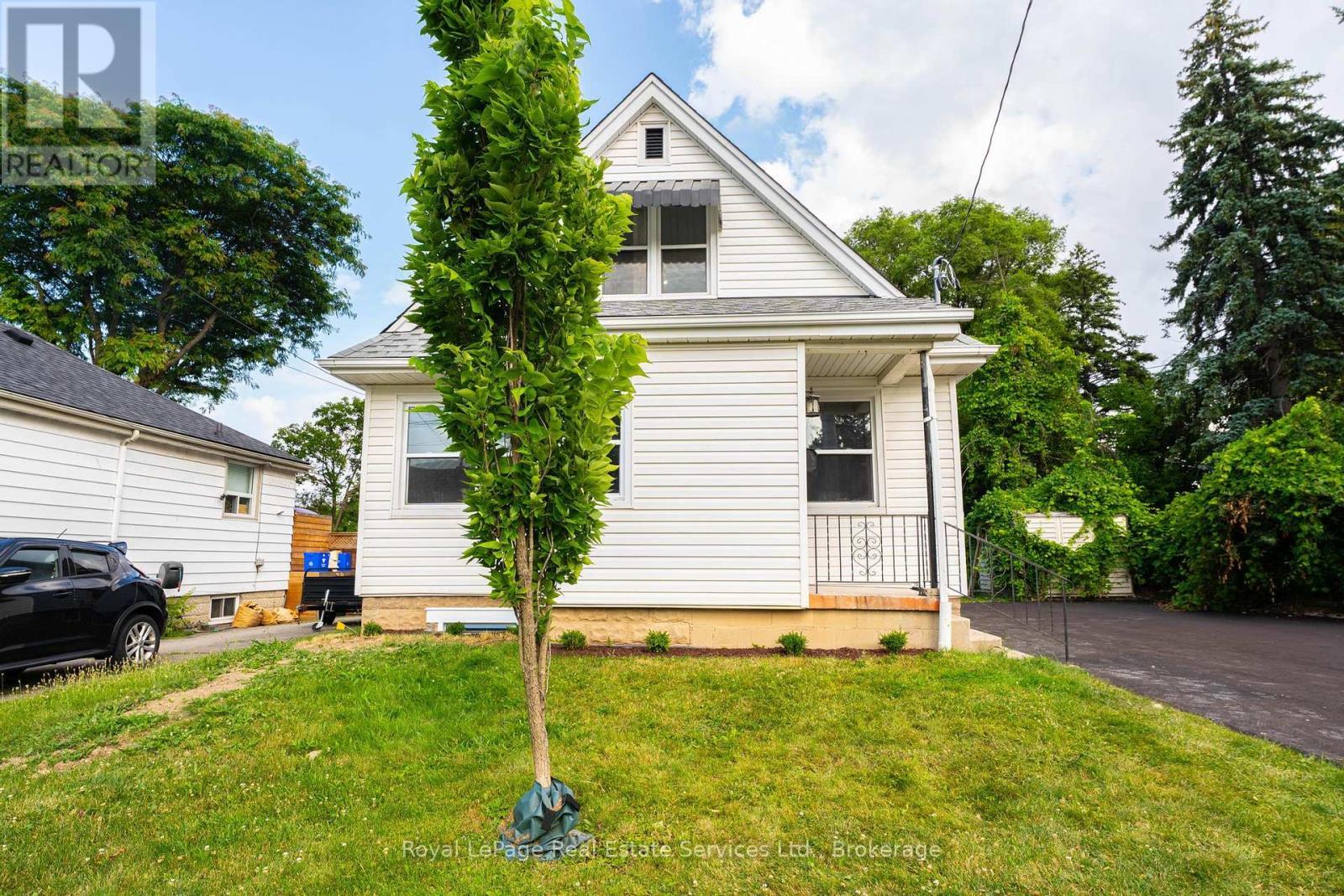












LOWER - 235 EAST 21ST STREET

,
Hamilton (Eastmount),




Ontario
L8V2T6

