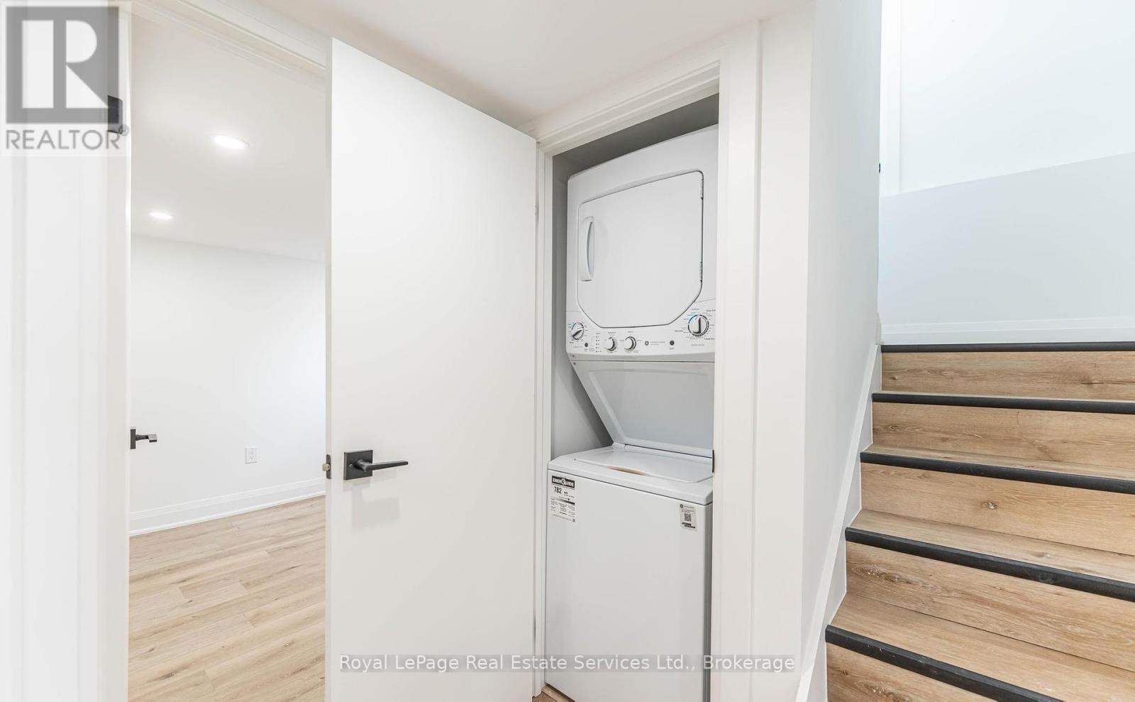 












LOWER - 235 EAST 21ST STREET

,
Hamilton (Eastmount),




Ontario
L8V2T6

