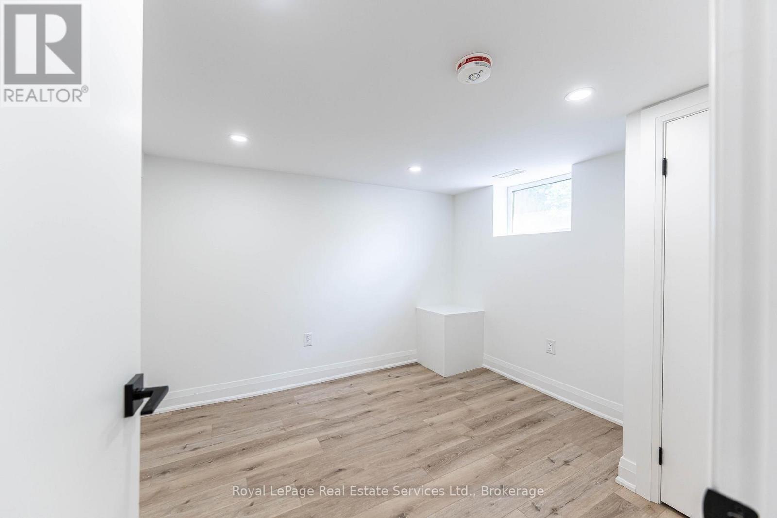 












LOWER - 235 EAST 21ST STREET

,
Hamilton (Eastmount),




Ontario
L8V2T6

