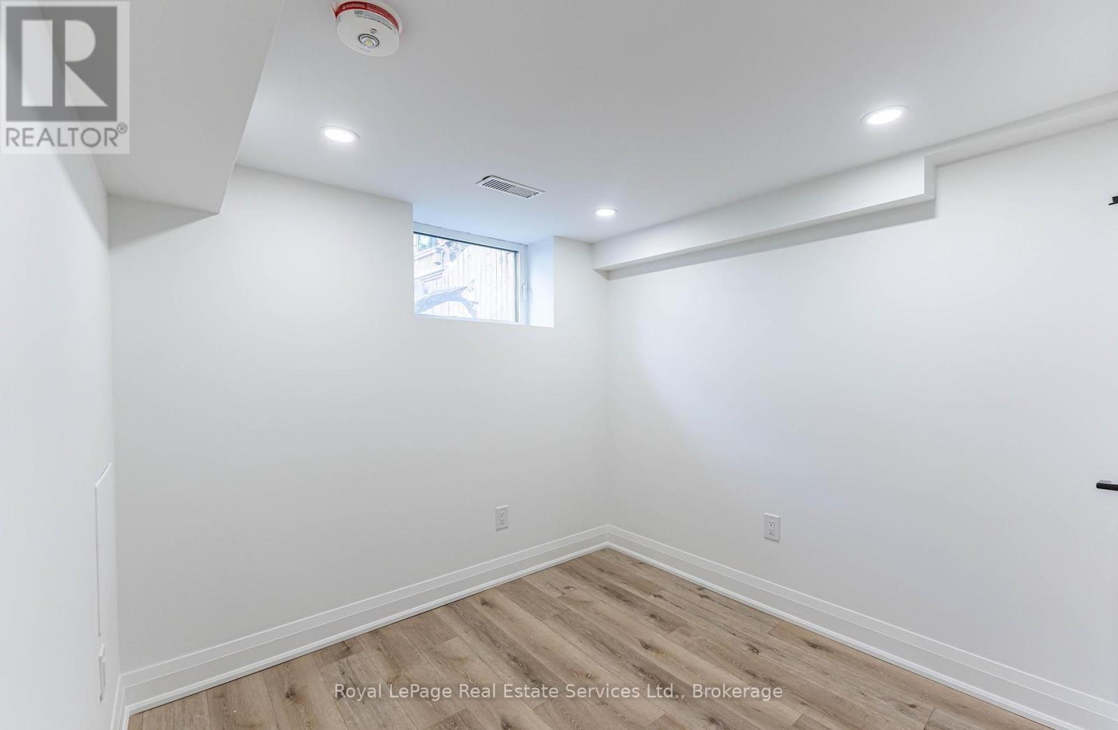 












LOWER - 235 EAST 21ST STREET

,
Hamilton (Eastmount),




Ontario
L8V2T6

