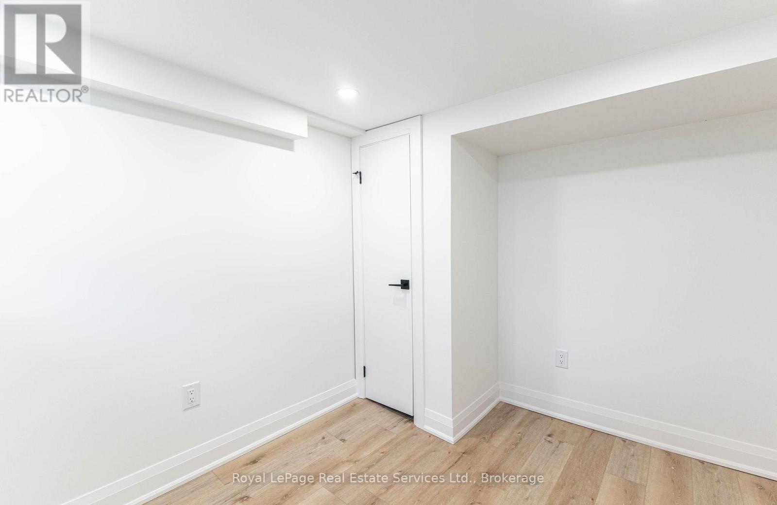 












LOWER - 235 EAST 21ST STREET

,
Hamilton (Eastmount),




Ontario
L8V2T6

