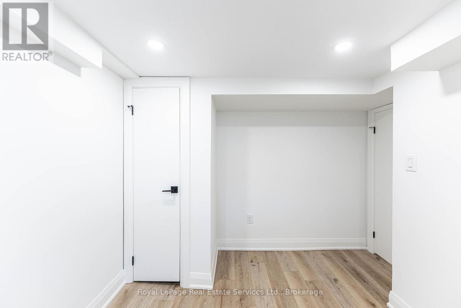 












LOWER - 235 EAST 21ST STREET

,
Hamilton (Eastmount),




Ontario
L8V2T6

