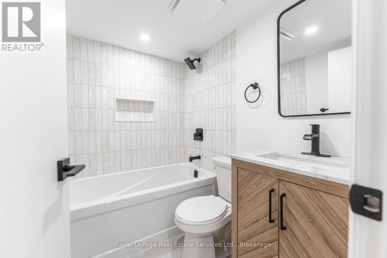 












LOWER - 235 EAST 21ST STREET

,
Hamilton (Eastmount),




Ontario
L8V2T6

