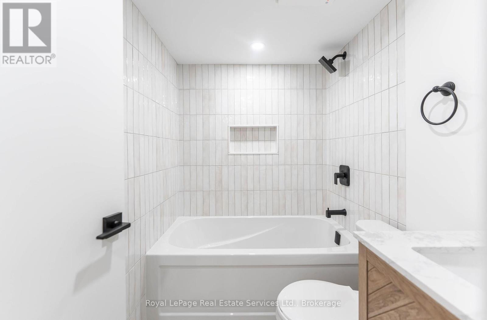 












LOWER - 235 EAST 21ST STREET

,
Hamilton (Eastmount),




Ontario
L8V2T6

