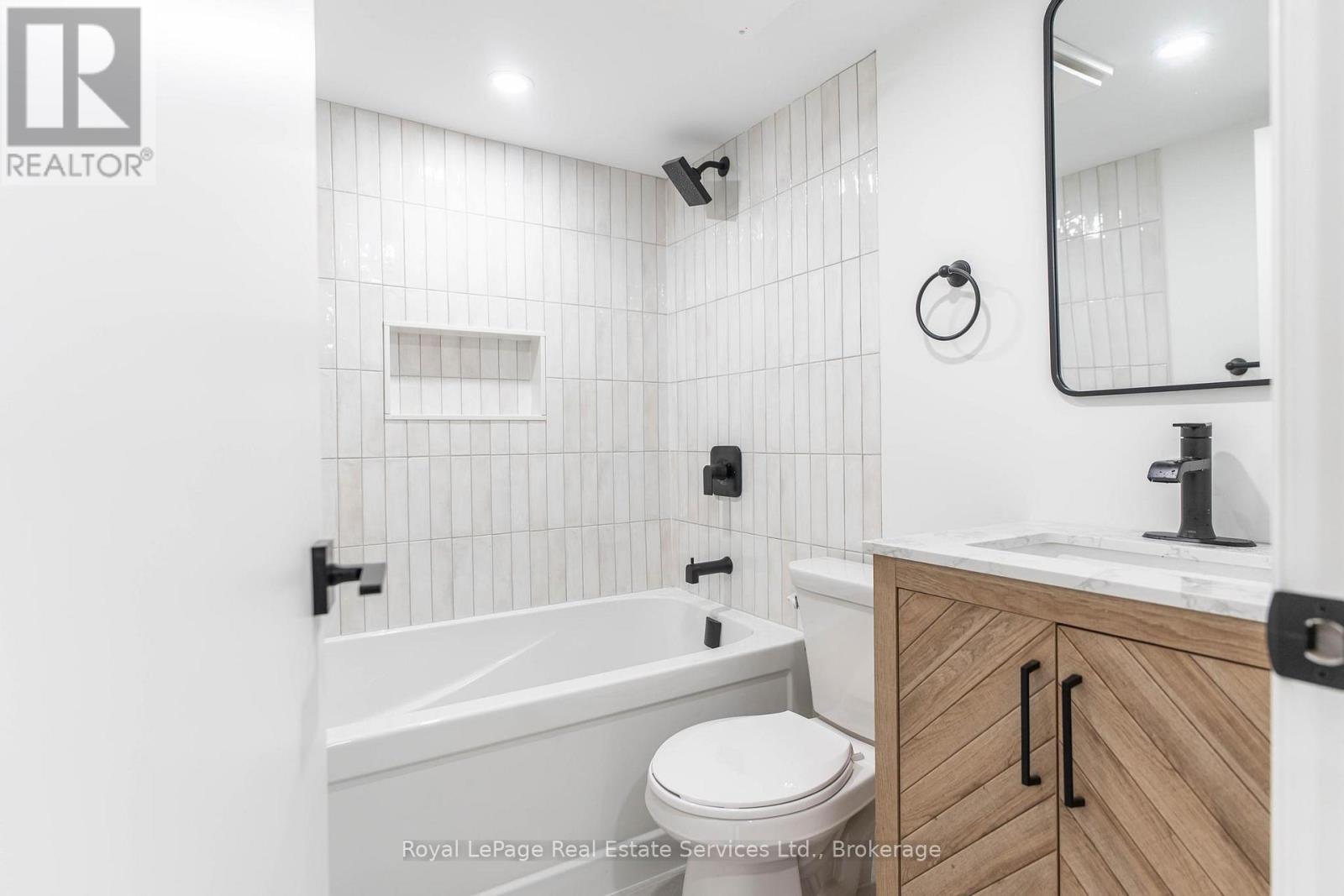 












LOWER - 235 EAST 21ST STREET

,
Hamilton (Eastmount),




Ontario
L8V2T6

