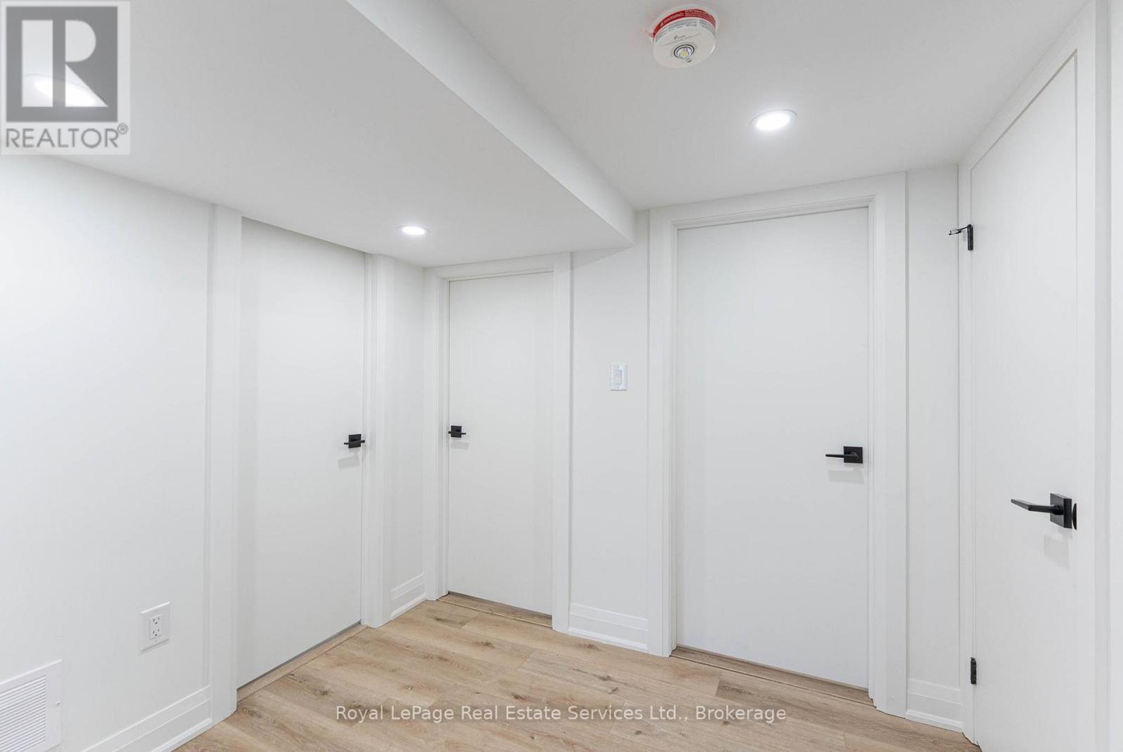 












LOWER - 235 EAST 21ST STREET

,
Hamilton (Eastmount),




Ontario
L8V2T6


