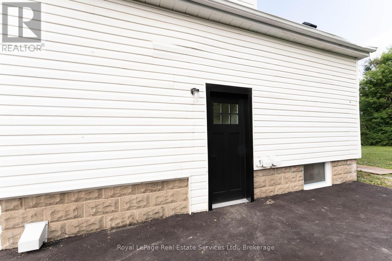 












LOWER - 235 EAST 21ST STREET

,
Hamilton (Eastmount),




Ontario
L8V2T6

