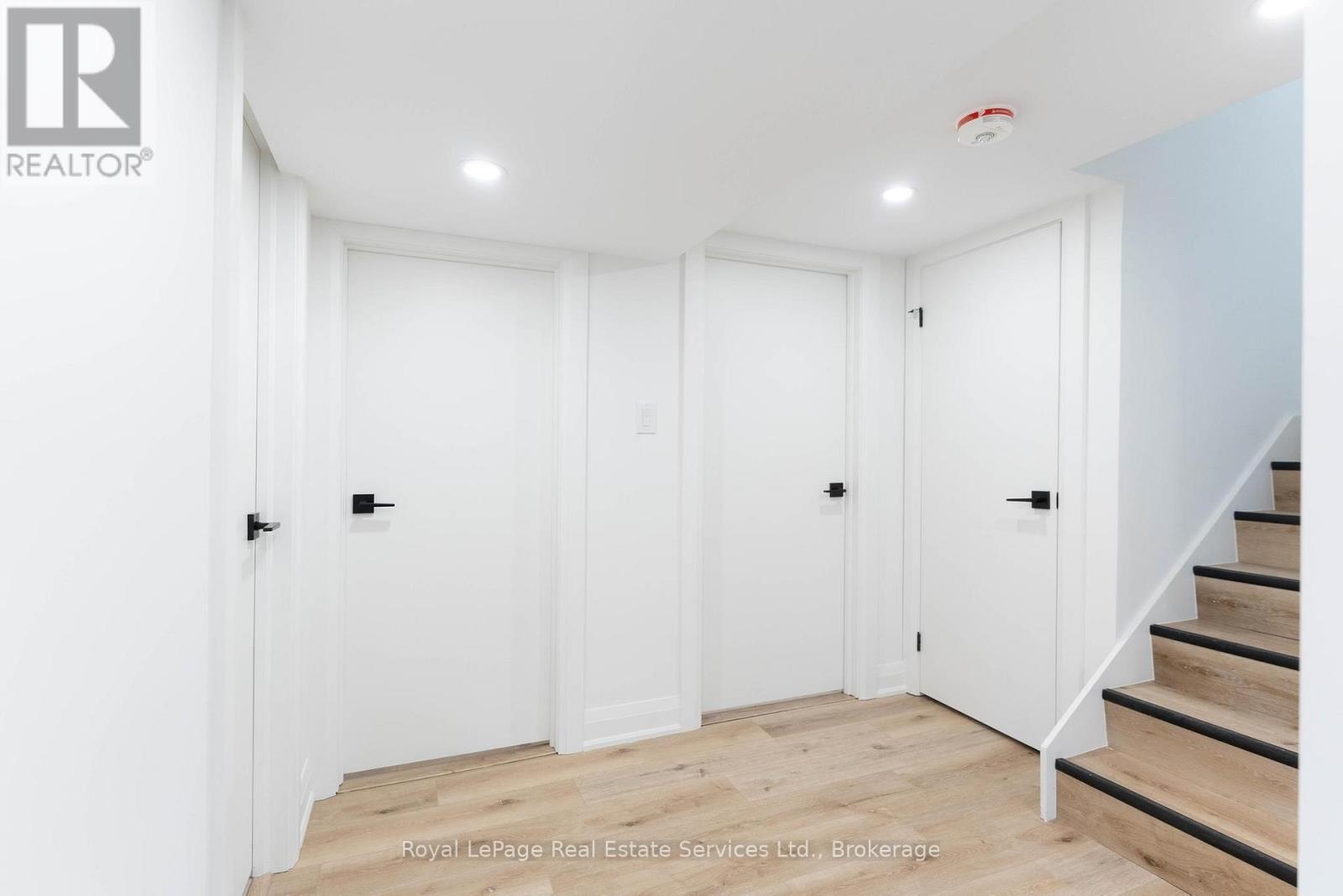 












LOWER - 235 EAST 21ST STREET

,
Hamilton (Eastmount),




Ontario
L8V2T6

