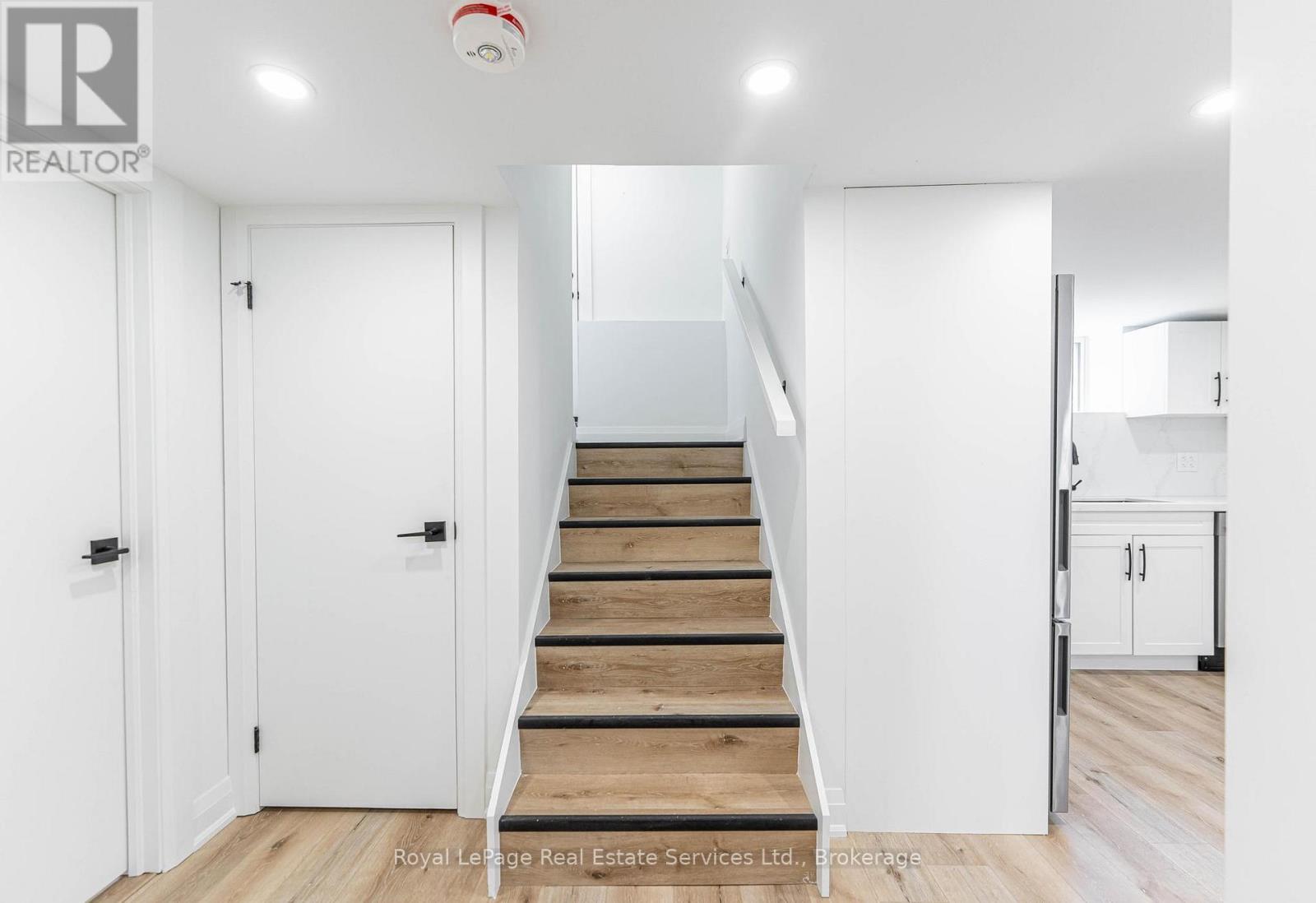 












LOWER - 235 EAST 21ST STREET

,
Hamilton (Eastmount),




Ontario
L8V2T6

