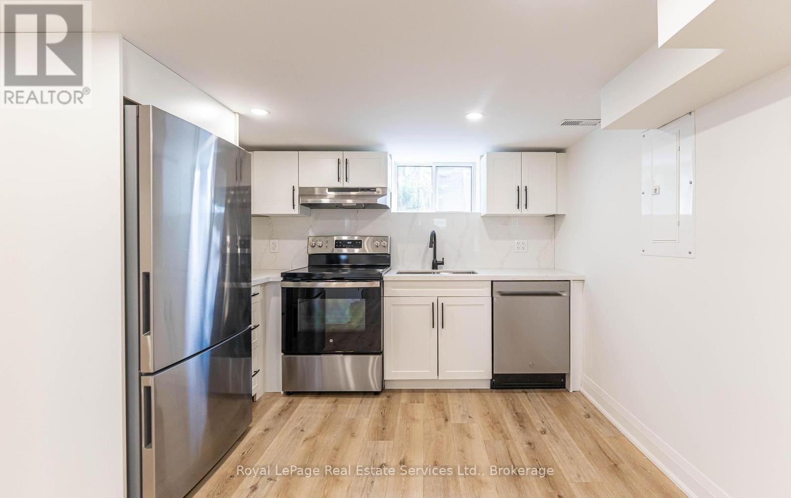 












LOWER - 235 EAST 21ST STREET

,
Hamilton (Eastmount),




Ontario
L8V2T6

