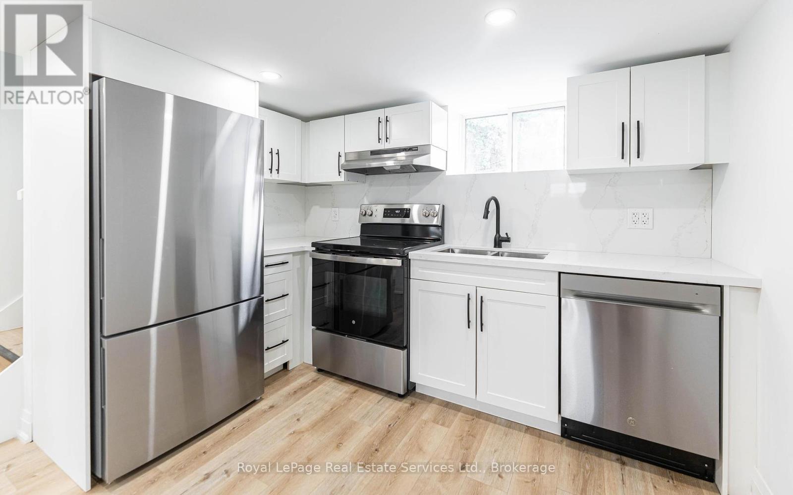












LOWER - 235 EAST 21ST STREET

,
Hamilton (Eastmount),




Ontario
L8V2T6


