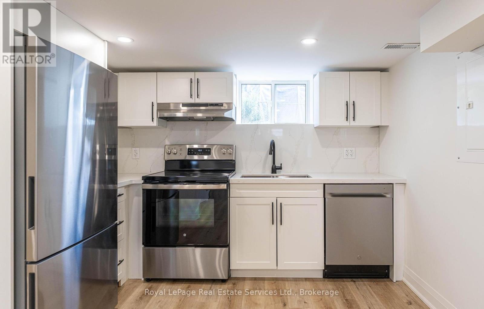 












LOWER - 235 EAST 21ST STREET

,
Hamilton (Eastmount),




Ontario
L8V2T6

