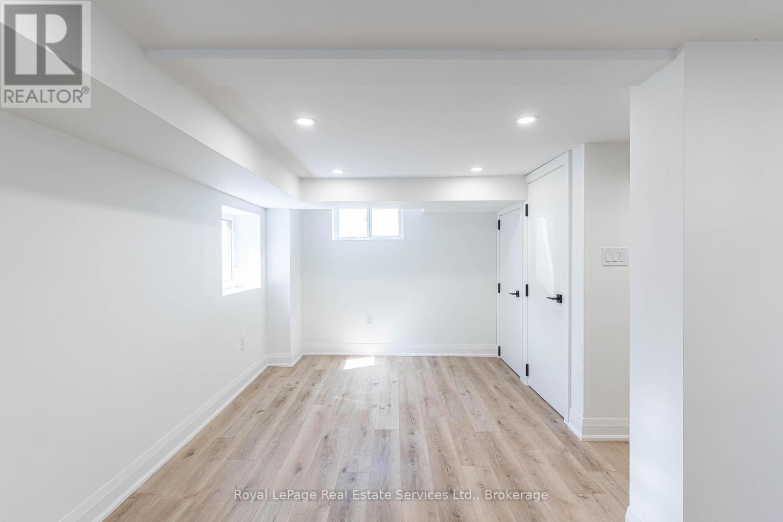 












LOWER - 235 EAST 21ST STREET

,
Hamilton (Eastmount),




Ontario
L8V2T6

