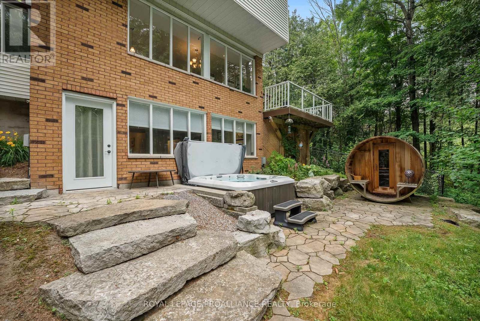 












11 PAMELA COURT

,
Clarington (Bowmanville),




Ontario
L1C4N6

