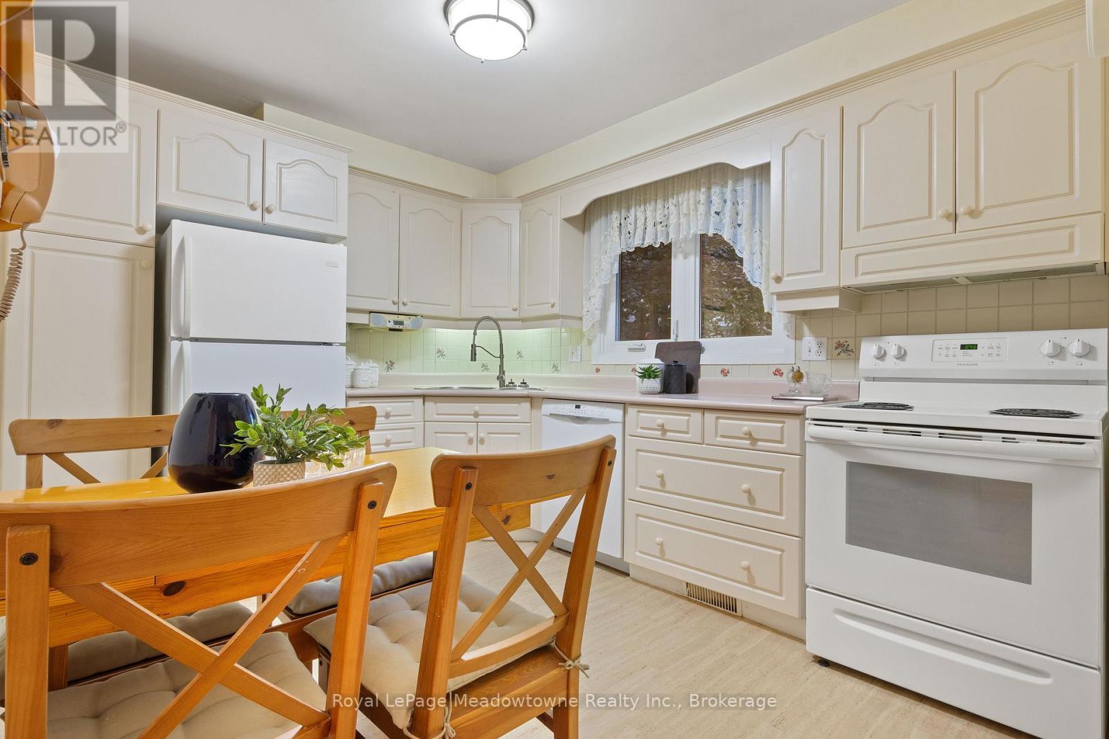 












1460 THETFORD COURT

,
Mississauga (Clarkson),




Ontario
L5J3N4

