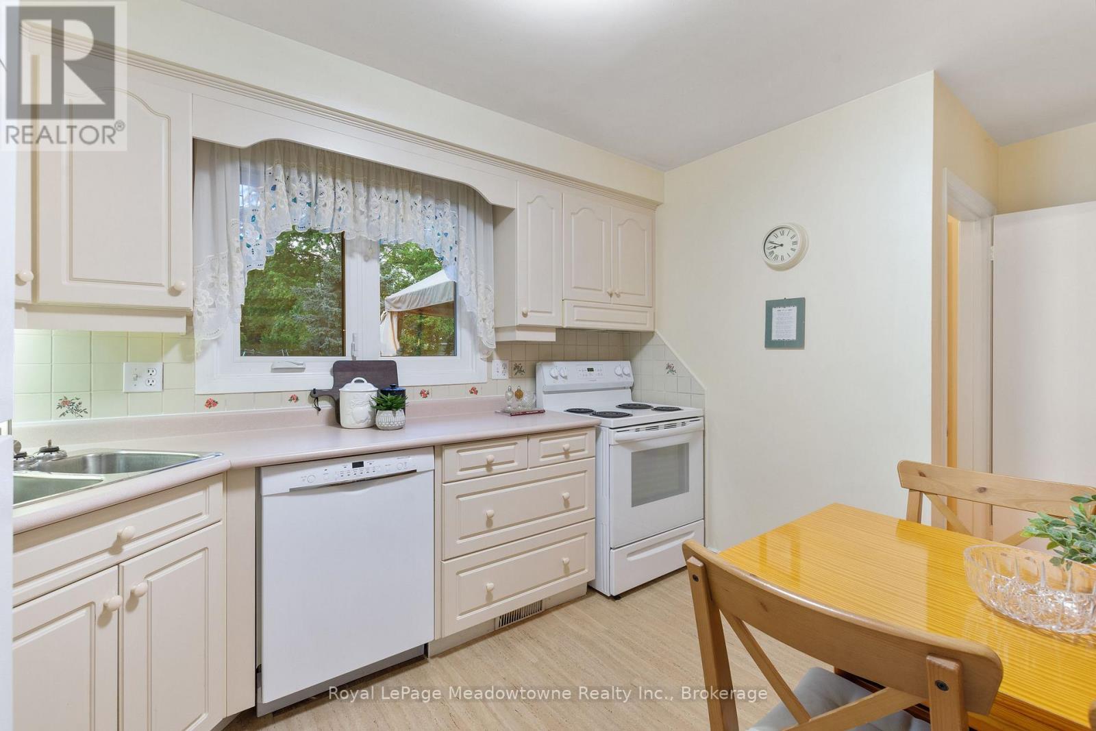 












1460 THETFORD COURT

,
Mississauga (Clarkson),




Ontario
L5J3N4

