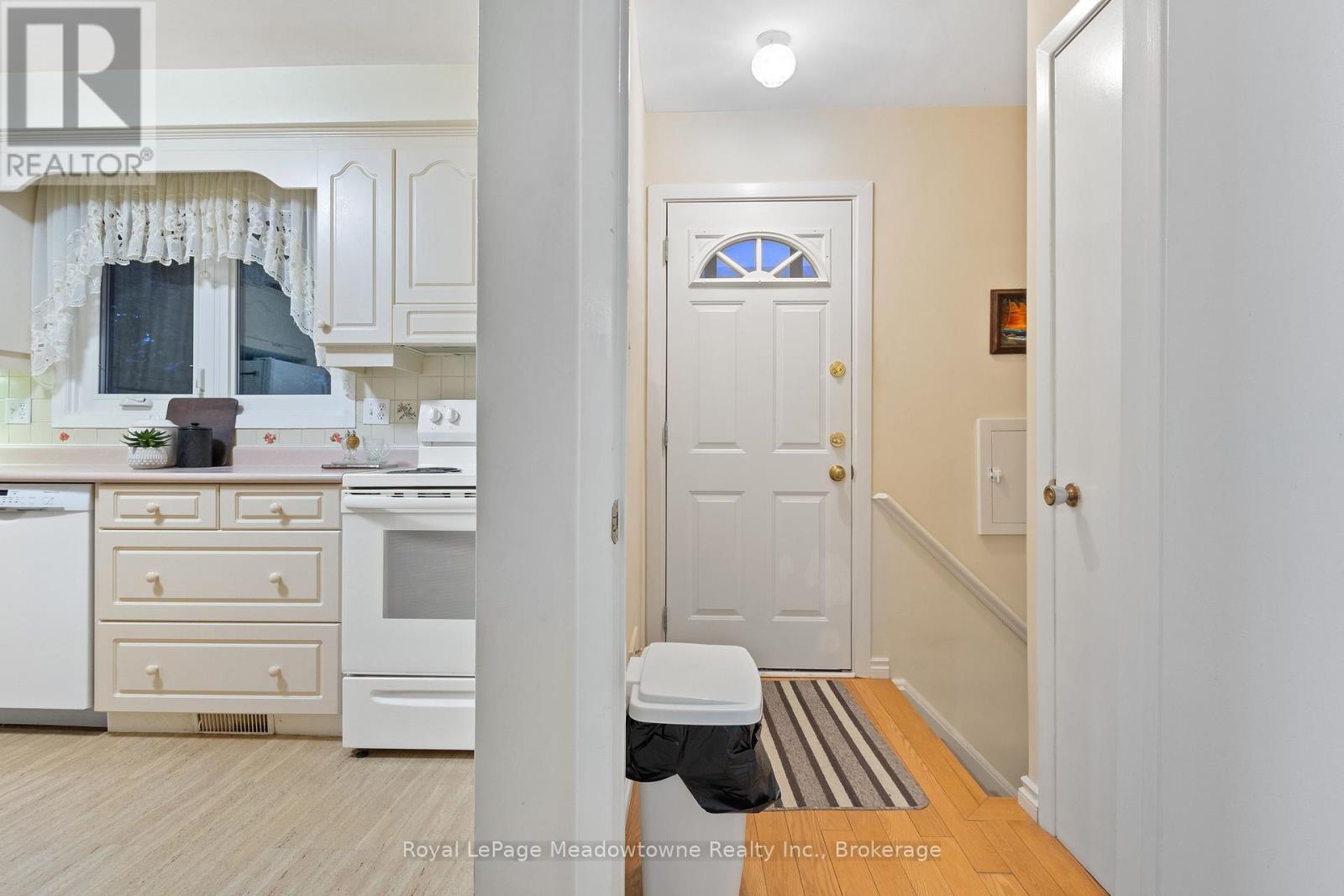 












1460 THETFORD COURT

,
Mississauga (Clarkson),




Ontario
L5J3N4

