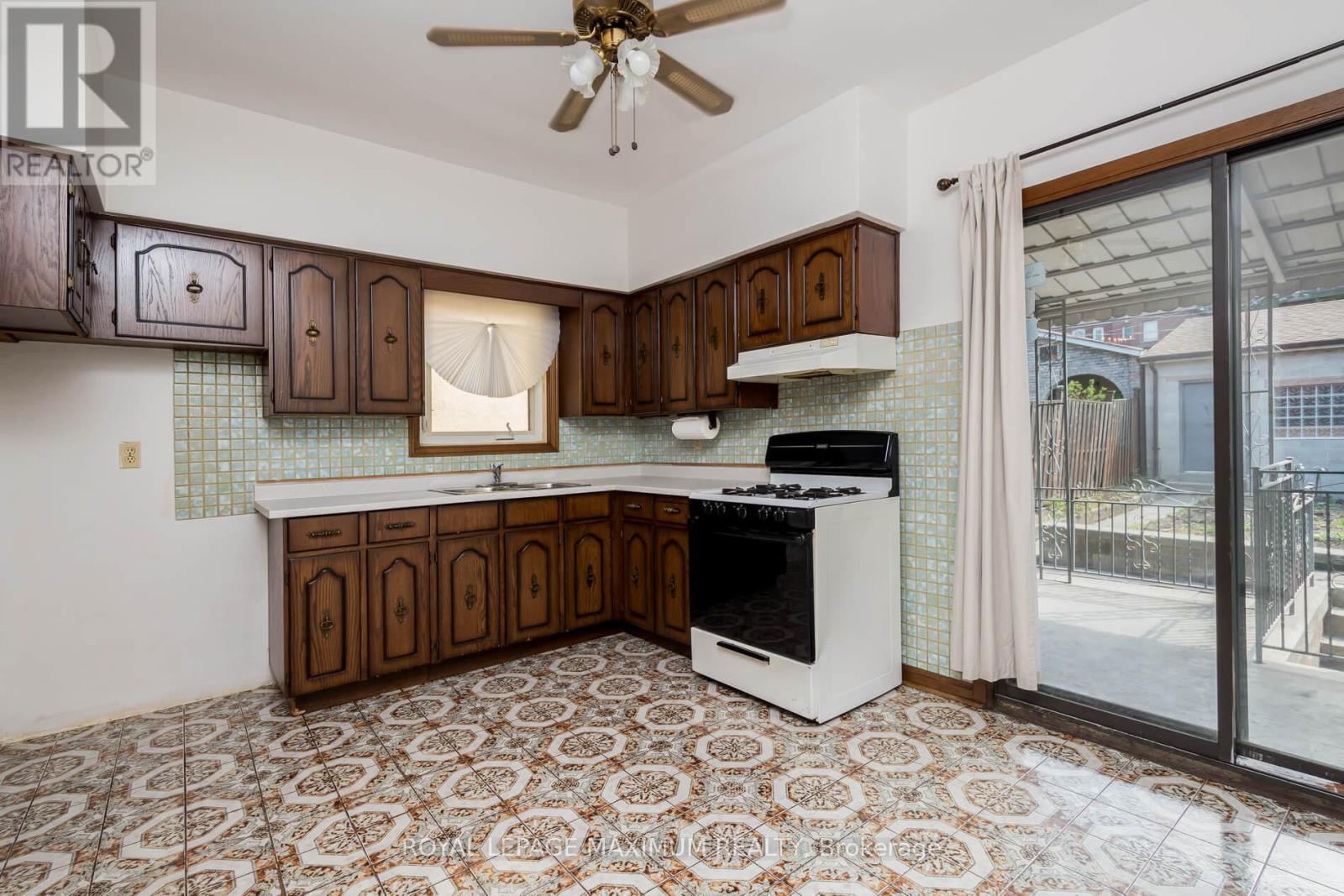 












161 CALEDONIA ROAD

,
Toronto,




Ontario
M6E4S8

