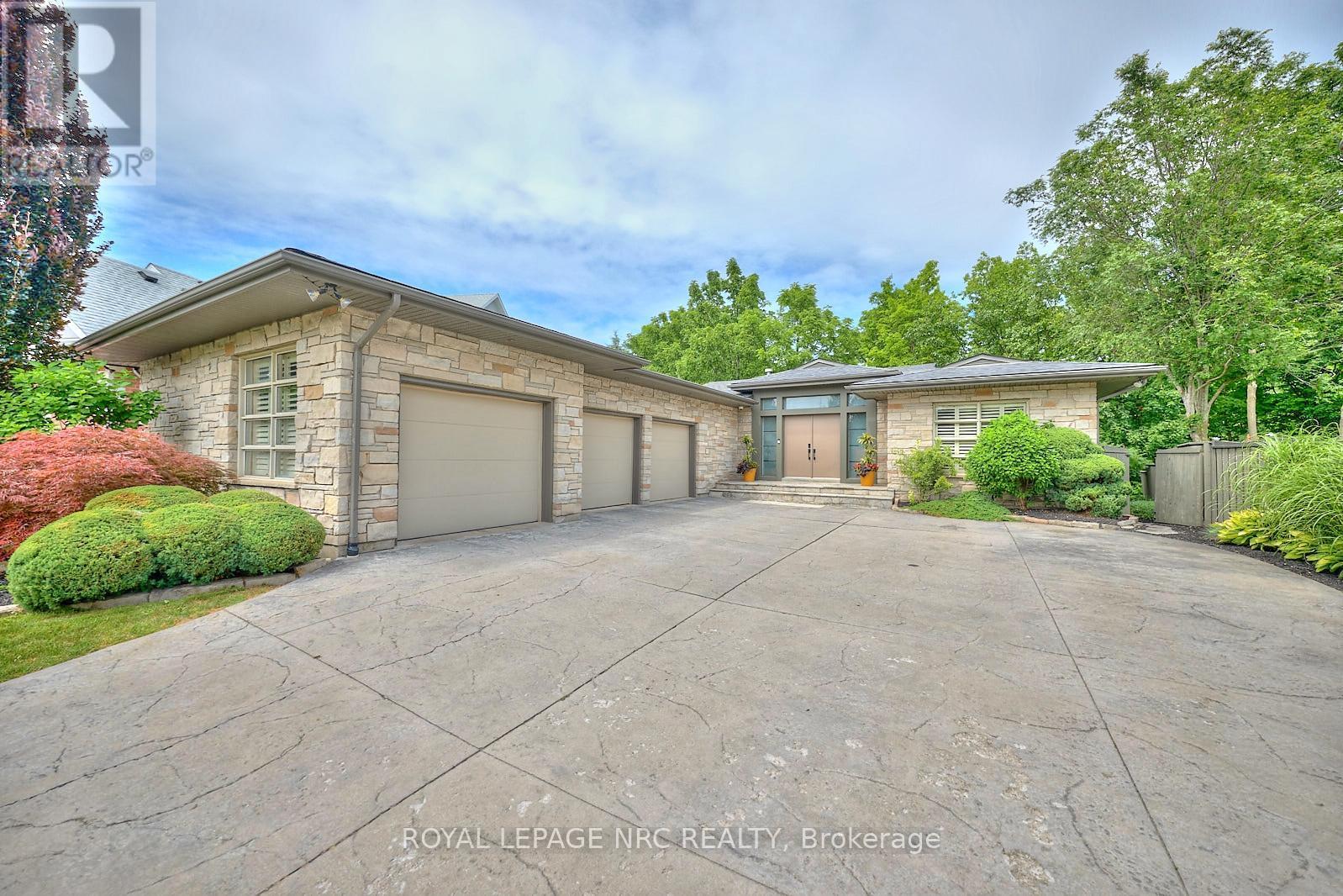 












16 NADINE CRESCENT

,
St. Catharines (Grapeview),




Ontario
L2W1C1

