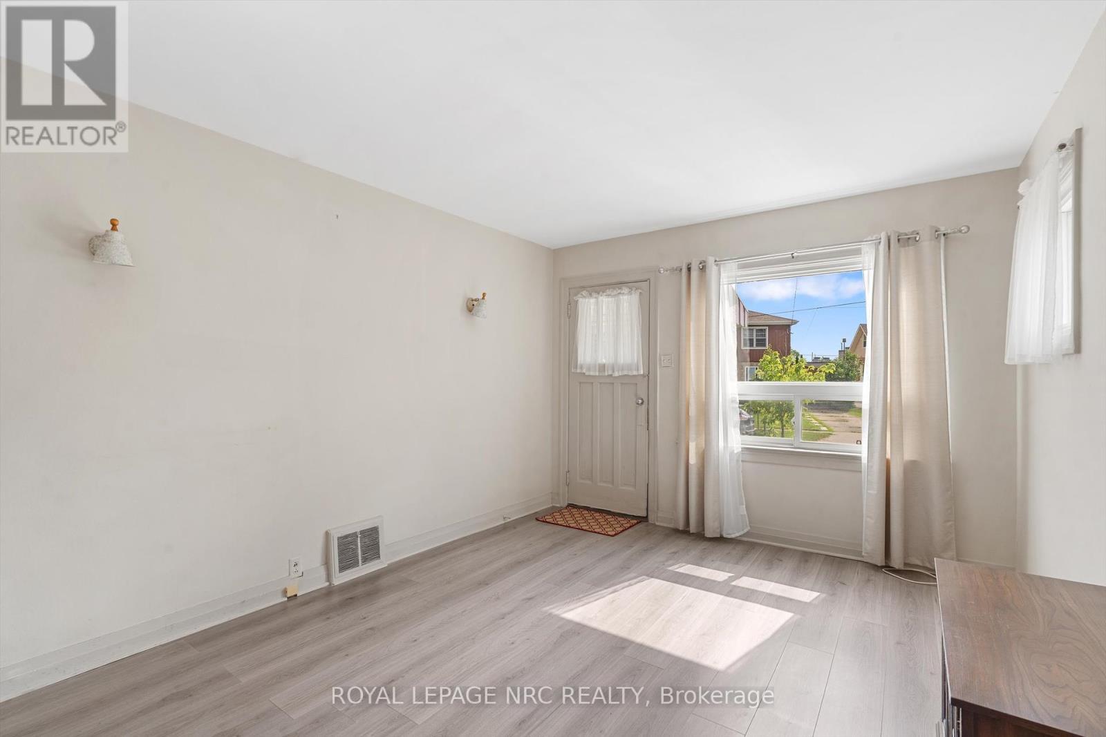 












51 CURRIE STREET

,
St. Catharines (Facer),




Ontario
L2M5M9

