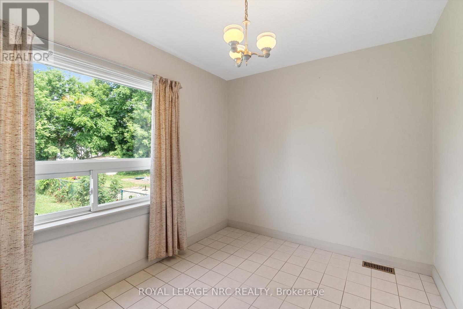 












51 CURRIE STREET

,
St. Catharines (Facer),




Ontario
L2M5M9

