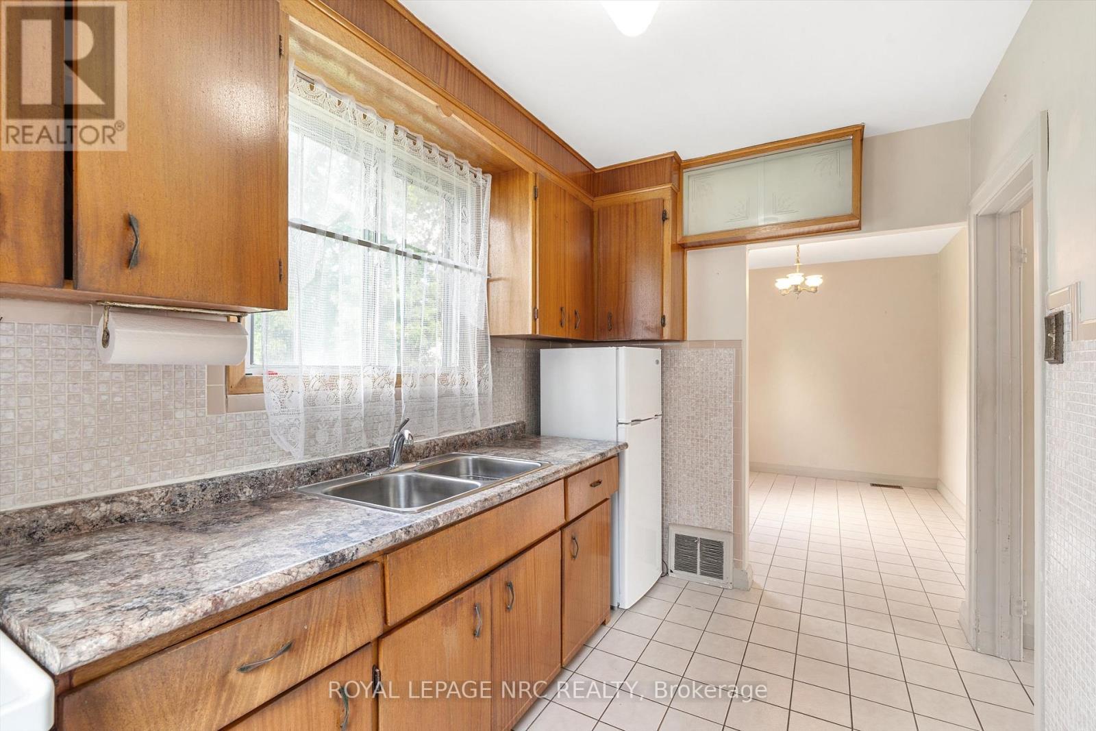 












51 CURRIE STREET

,
St. Catharines (Facer),




Ontario
L2M5M9

