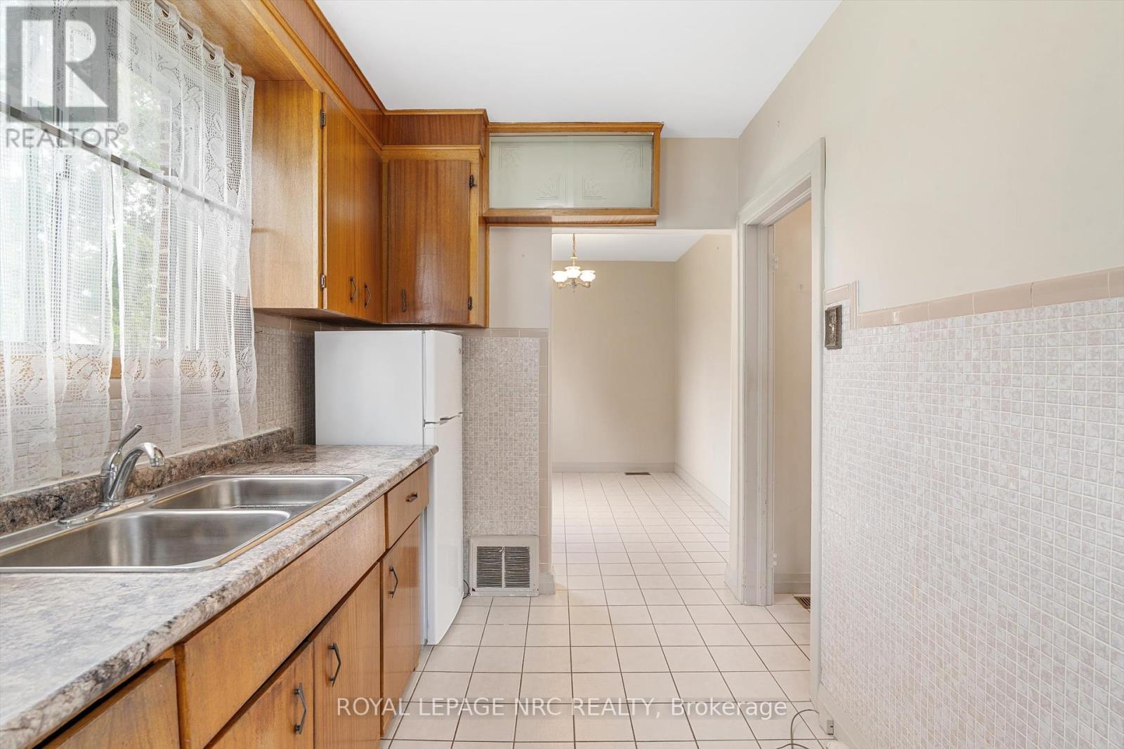 












51 CURRIE STREET

,
St. Catharines (Facer),




Ontario
L2M5M9


