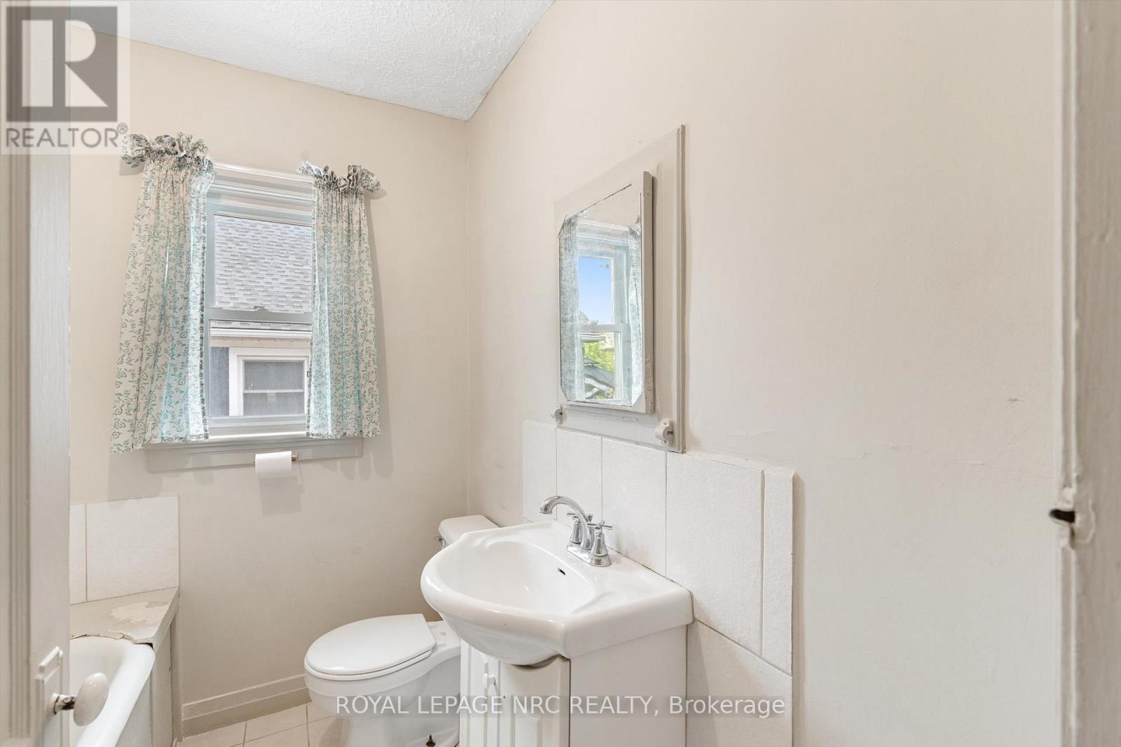 












51 CURRIE STREET

,
St. Catharines (Facer),




Ontario
L2M5M9

