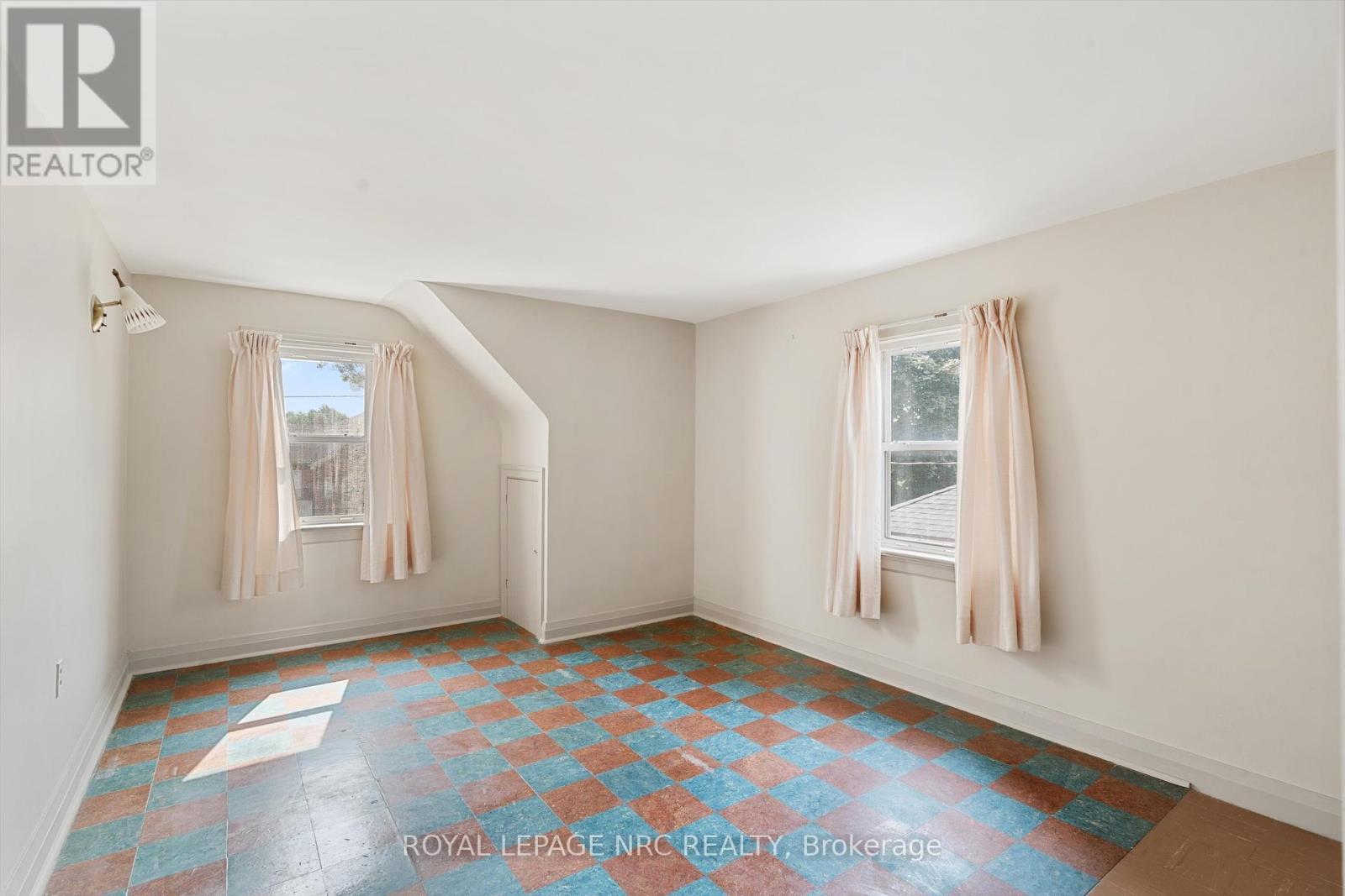 












51 CURRIE STREET

,
St. Catharines (Facer),




Ontario
L2M5M9

