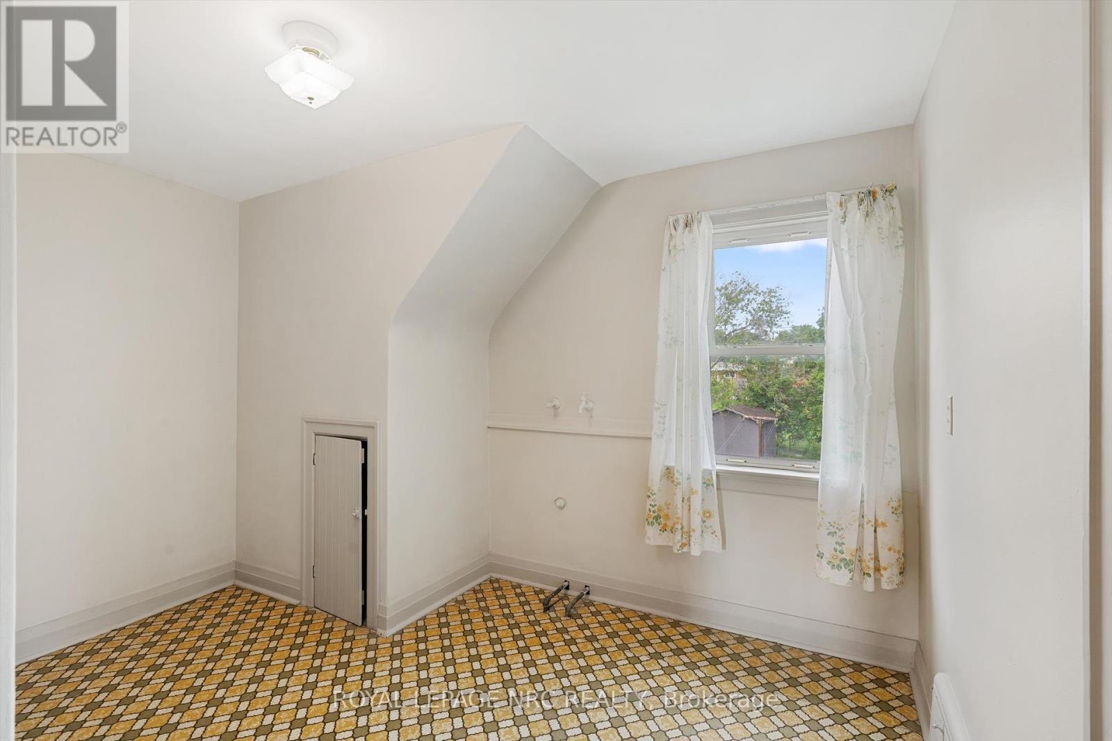 












51 CURRIE STREET

,
St. Catharines (Facer),




Ontario
L2M5M9

