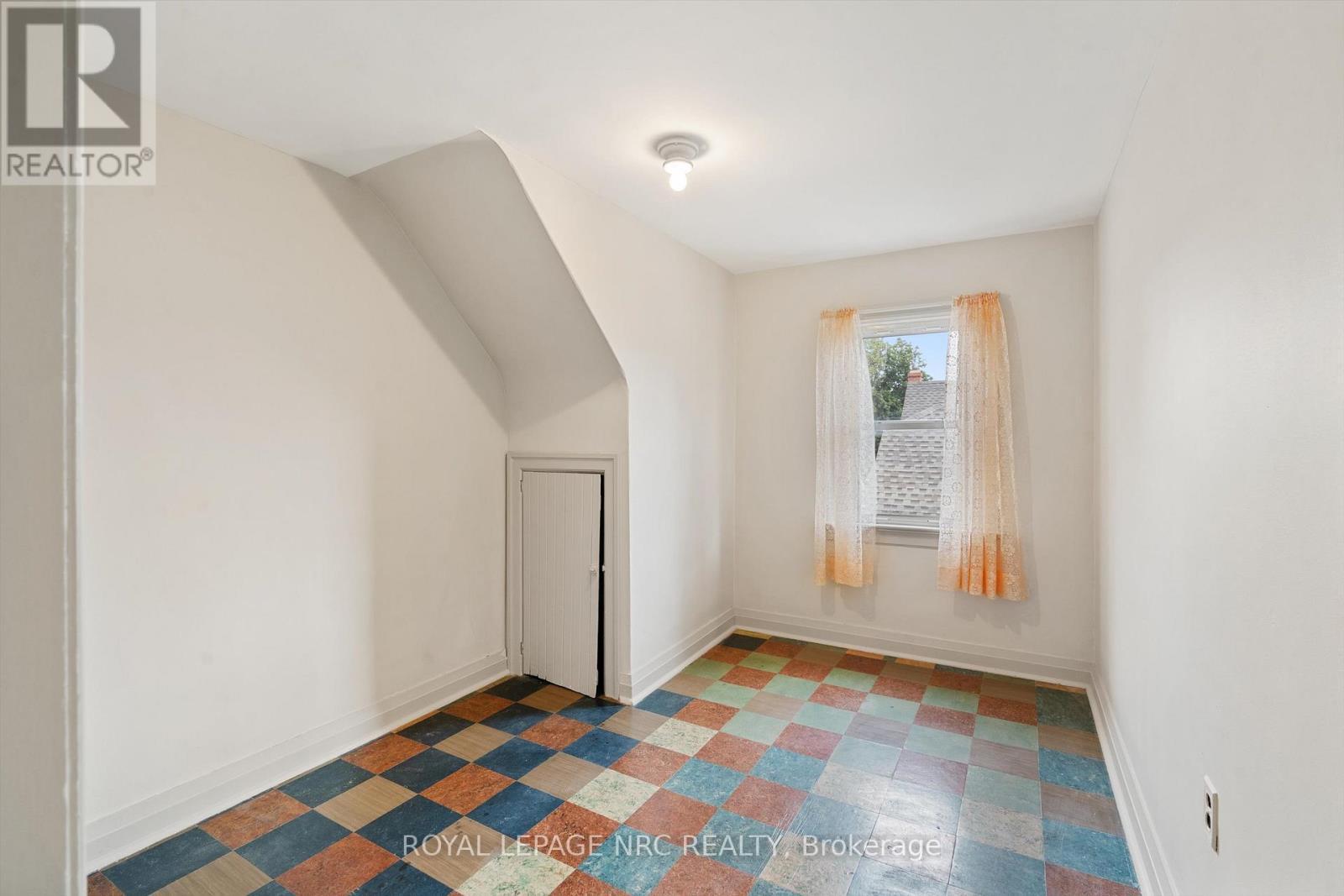 












51 CURRIE STREET

,
St. Catharines (Facer),




Ontario
L2M5M9

