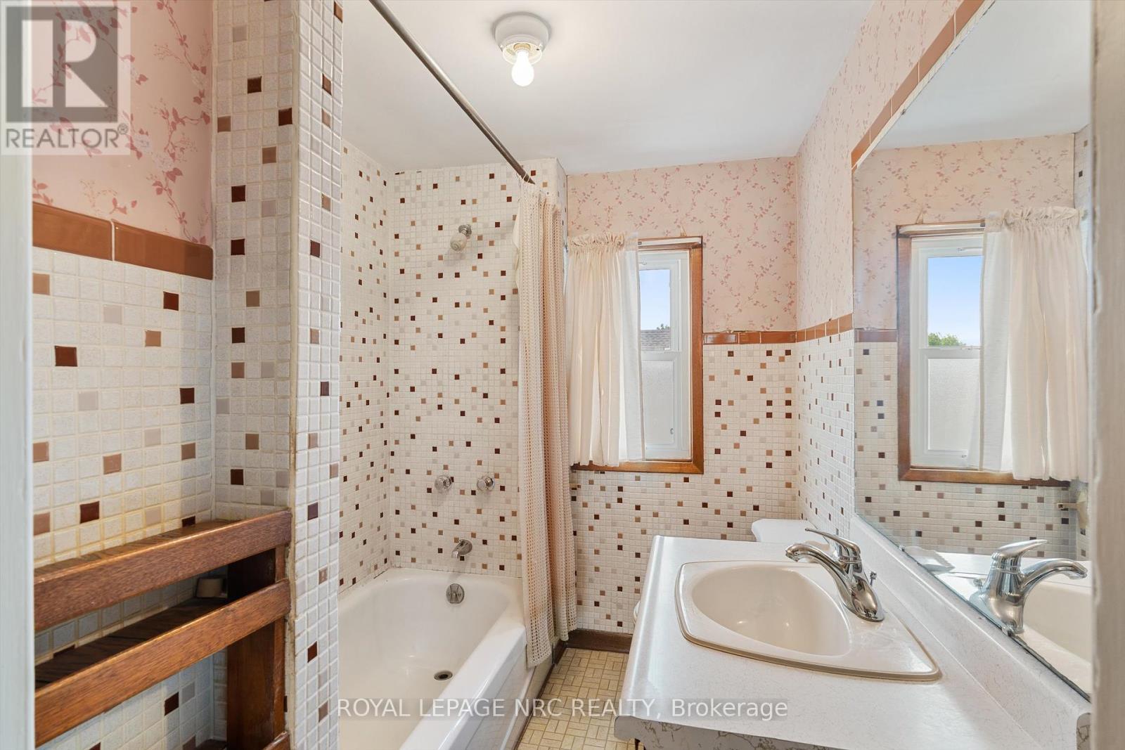 












51 CURRIE STREET

,
St. Catharines (Facer),




Ontario
L2M5M9

