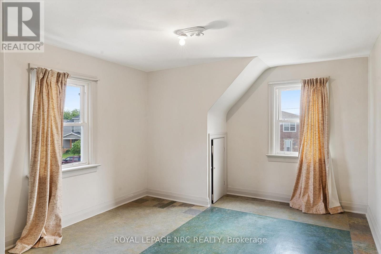 












51 CURRIE STREET

,
St. Catharines (Facer),




Ontario
L2M5M9

