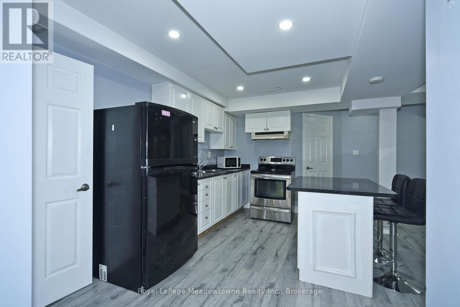 












30 MILLRUN CRESCENT N

,
Vaughan (Islington Woods),




Ontario
L4H1A4

