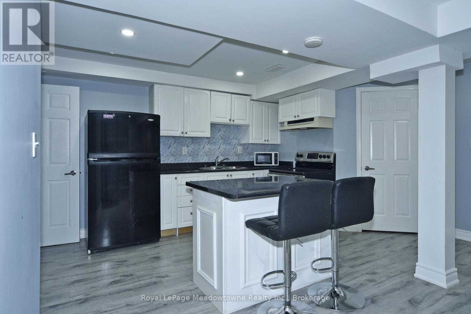 












30 MILLRUN CRESCENT N

,
Vaughan (Islington Woods),




Ontario
L4H1A4

