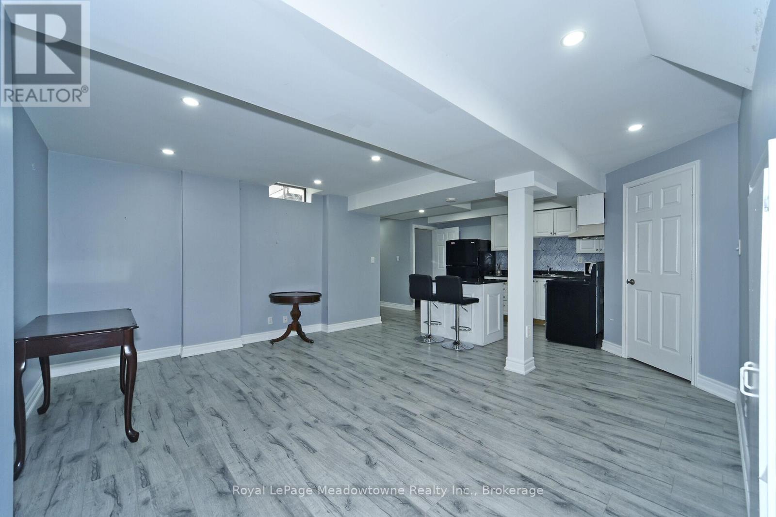 












30 MILLRUN CRESCENT N

,
Vaughan (Islington Woods),




Ontario
L4H1A4

