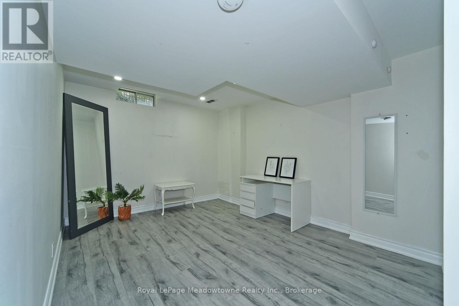 












30 MILLRUN CRESCENT N

,
Vaughan (Islington Woods),




Ontario
L4H1A4

